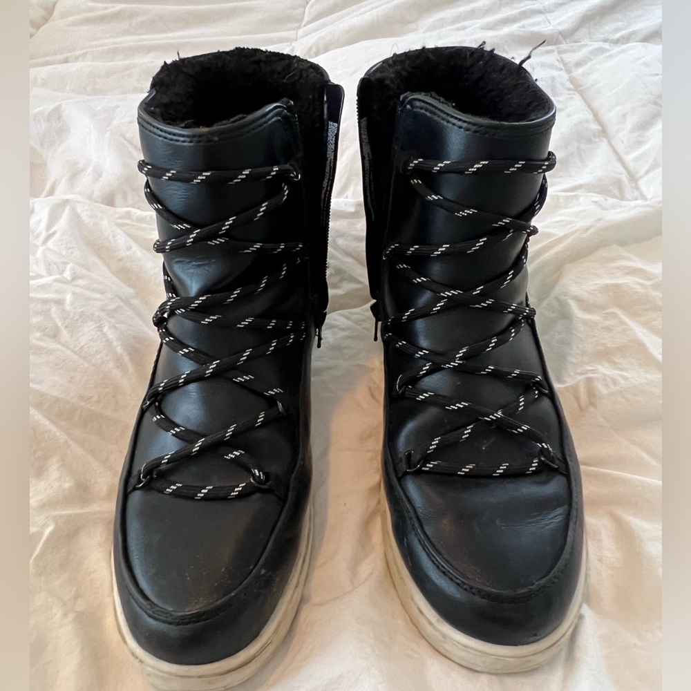 Universal Thread Lena Puff Collar Lace-Up Boots, Size 8.5
